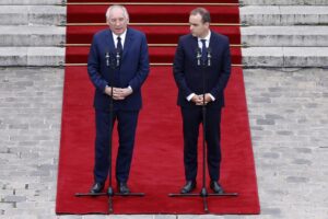 El primer ministro saliente de Francia, François Bayrou (I), y el recién nombrado primer ministro y exministro de las Fuerzas Armadas, Sébastien Lecornu (D). EFE/EPA/IAN LANGSDON / POOL MAXPPP OUT