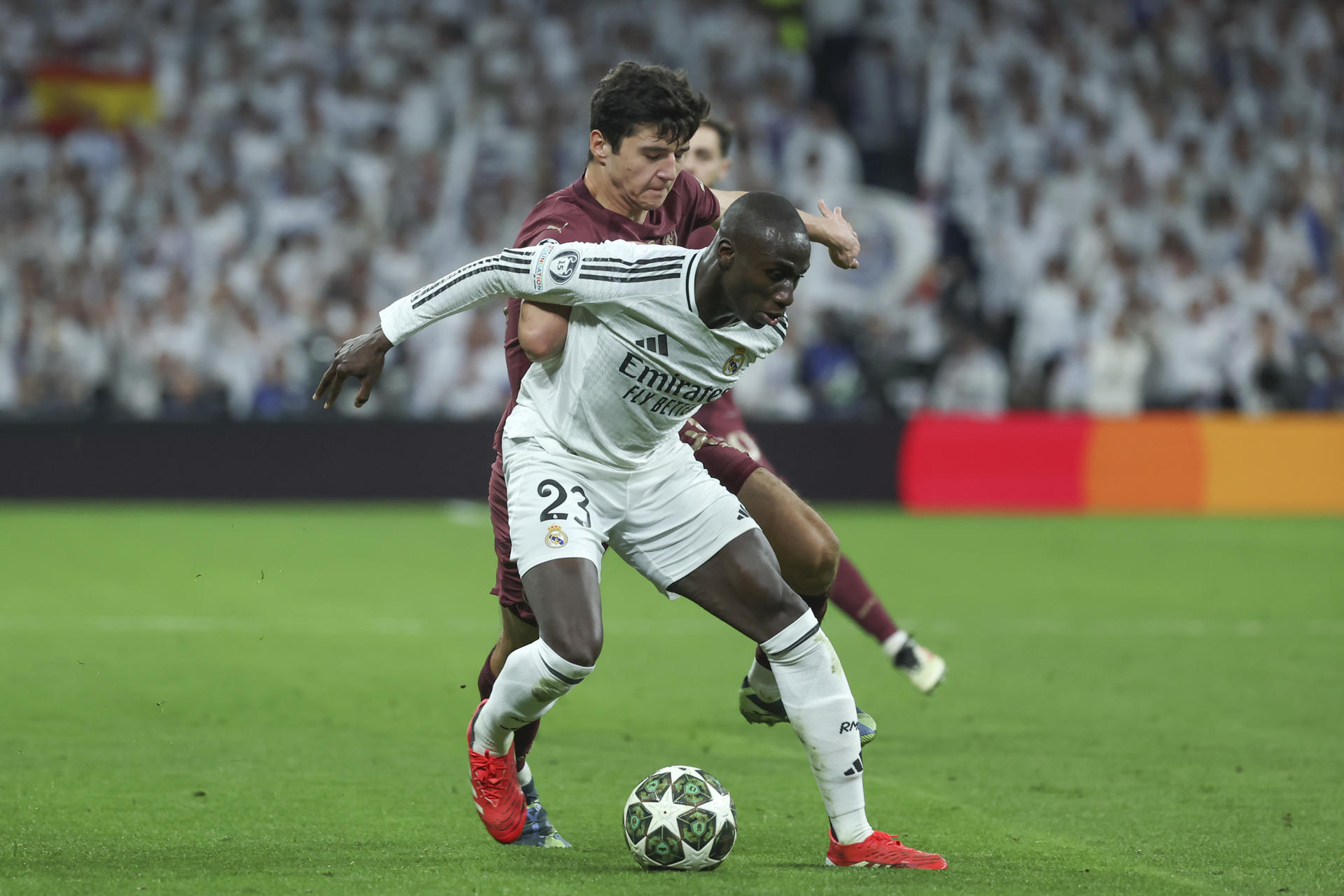 El defensa francés del Real Madrid Ferland Mendy (d) ante Abdukodir Khusanov (i), en el estadio Santiago Bernabéu en foto de archivo de Kiko Huesca. EFE