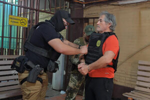Fotografía cedida por la Secretaría Nacional Antidrogas de Paraguay que muestra el traslado del presunto líder del grupo criminal La Barredora, Hernán Bermúdez Requena (d), hacia el Aeropuerto Internacional Silvio Pettirossi en Asunción (Paraguay). EFE/ Secretaría Nacional Antidrogas De Paraguay /SOLO USO EDITORIAL/ NO VENTAS/ SOLO DISPONIBLE PARA ILUSTRAR LA NOTICIA QUE ACOMPAÑA (CRÉDITO OBLIGATORIO)