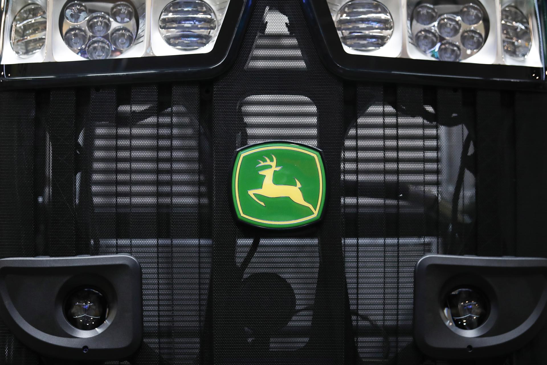 Fotografía del logo del principal proveedor de maquinaria agrícola en Estados Unidos, John Deere. EFE/Caroline Brehman