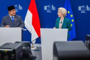 Fotografía de archivo, tomada el 13/07/2025, que muestra al presidente de Indonesia, Prabowo Subianto, junto a la presidenta de la Comisión Europea, Ursula von der Leyen, en una rueda de prensa en Bruselas, Bélgica. EFE/EPA/OLIVIER MATTHYS
