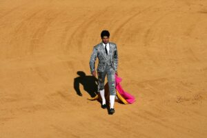 Imagen de archivo del 05/09/09.- El diestro Cayetano Rivera recorre la plaza con el traje diseñado por el italiano Giorgio Armani durante el festejo de la LII edición de la Corrida Goyesca de Ronda (Málaga). EFE/Jorge Zapata