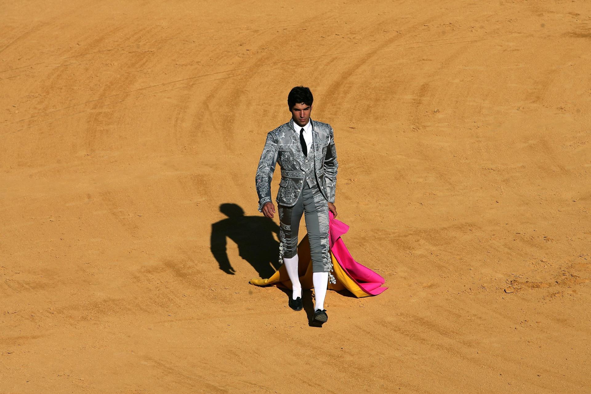 Imagen de archivo del 05/09/09.- El diestro Cayetano Rivera recorre la plaza con el traje diseñado por el italiano Giorgio Armani durante el festejo de la LII edición de la Corrida Goyesca de Ronda (Málaga). EFE/Jorge Zapata