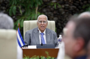 Foto de archivo de Ricardo Cabrisas (i), vice primer ministro y ministro de Comercio Exterior cubano. EFE/ Ernesto Mastrascusa