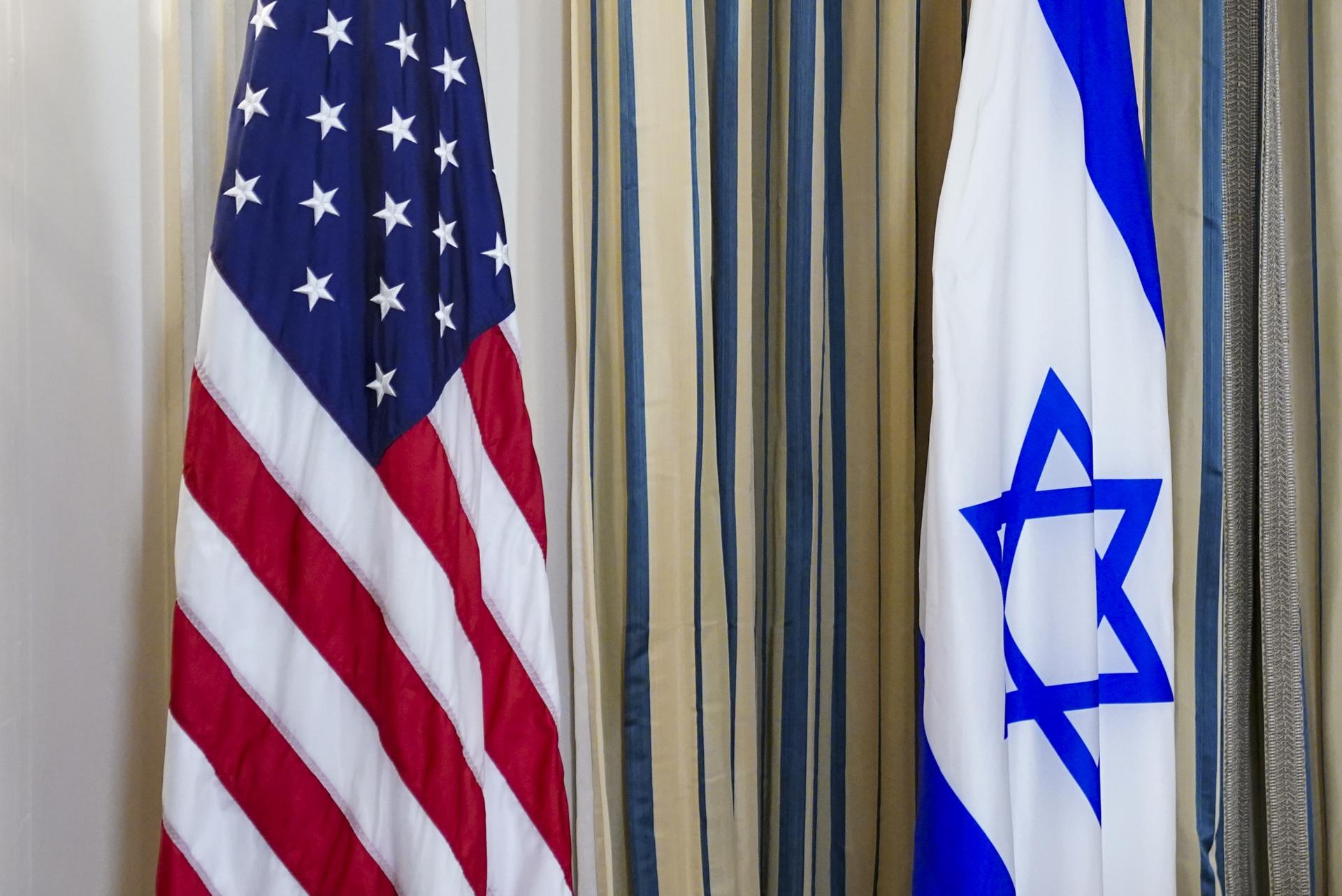 El escenario de la conferencia de prensa conjunta del presidente de EE.UU., Donald Trump, y el primer ministro israelí, Benjamin Netanyahu, en el Comedor de Estado de la Casa Blanca en Washington, DC, EE.UU. EFE/WILL OLIVER
//////////
WASHINGTON (United States), 29/09/2025.- The stage is set prior to US President Donald Trump and Israeli Prime Minister Benjamin Netanyahu’s joint press conference in the State Dining Room of the White House in Washington, DC, USA, 29 September 2025. In their meeting, Trump pressed Netanyahu to accept a peace deal to end Israel’s on-going war in Gaza, and for Hamas to free their remaining hostages. EFE/EPA/WILL OLIVER / POOL
