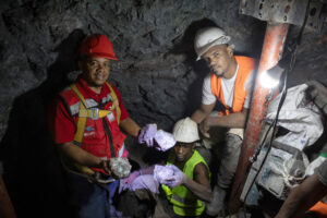 Fotografía del 4 de septiembre de 2025 que muestra a mineros sosteniendo piedras extraídas en Barahona (República Dominicana). EFE/ Orlando Barría