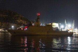El buque de acción marítima (BAM) Furor ha zarpado la madrugada de este viernes del puerto de Cartagena para dar apoyo a la Global Sumud Flotilla que lleva ayuda humanitaria a la franja de Gaza, tras los ataques sufridos por varios de sus componentes el pasado martes. EFE/Marcial Guillén