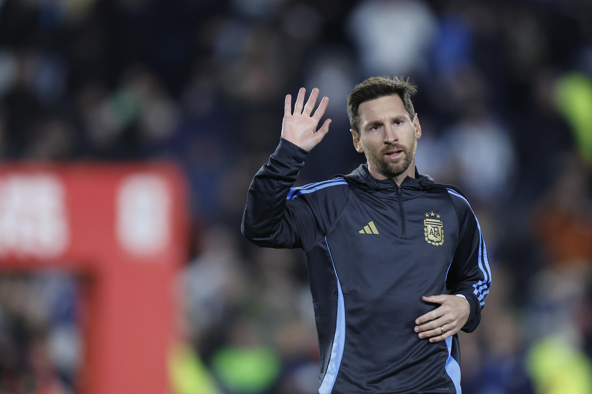 Lionel Messi saluda al público antes del partido con Venezuela en el estadio Monumental en Buenos Aires (Argentina). EFE/Juan Ignacio Roncoroni
