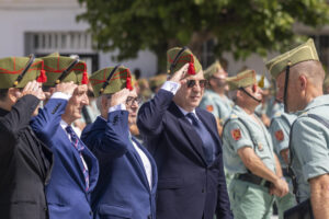 David Summers (4i), Javier Molina (izda), Daniel Mezquita (2i) y Rafael Gutiérrez, integrantes del grupo musical Hombres G, han recibido este sábado con orgullo y compromiso el título de ‘Caballeros Legionarios de Honor’ durante la parada militar por el 105 aniversario de la fundación de La Legión en el acuartelamiento Millán Astray de Melilla. EFE/Giner