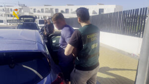 Un prófugo británico buscado por, supuestamente, asesinar de 24 puñaladas con un cuchillo de cocina a otra persona en un apartamento del Algarve de Portugal en abril de 2022 ha sido detenido en la provincia española de Alicante. La operación, desarrollada por la Guardia Civil española, ha contado con la colaboración de la agencia británica National Crimen Agency (NCA) y las autoridades policiales portuguesas, tras más de tres años de huida en los que este individuo se habría escondido en distintas localidades de las provincias de Málaga y Alicante, aprovechando las numerosas colonias de ciudadanos de su país.-EFE/ Guardia Civil ***SOLO USO EDITORIAL/SOLO DISPONIBLE PARA ILUSTRAR LA NOTICIA QUE ACOMPAÑA (CRÉDITO OBLIGATORIO)***