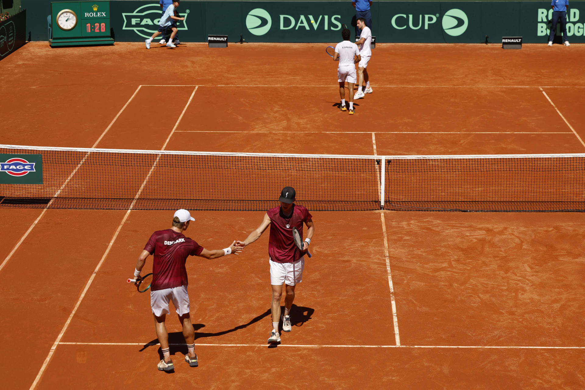Los españoles Jaume Munar y Pedro Martínez ante los daneses August Holmgren y Johannes Ingildsen durante el partido de dobles de Copa Davis disputado en el club de tenis Puente Romano en Marbella. EFE/ Jorge Zapata
