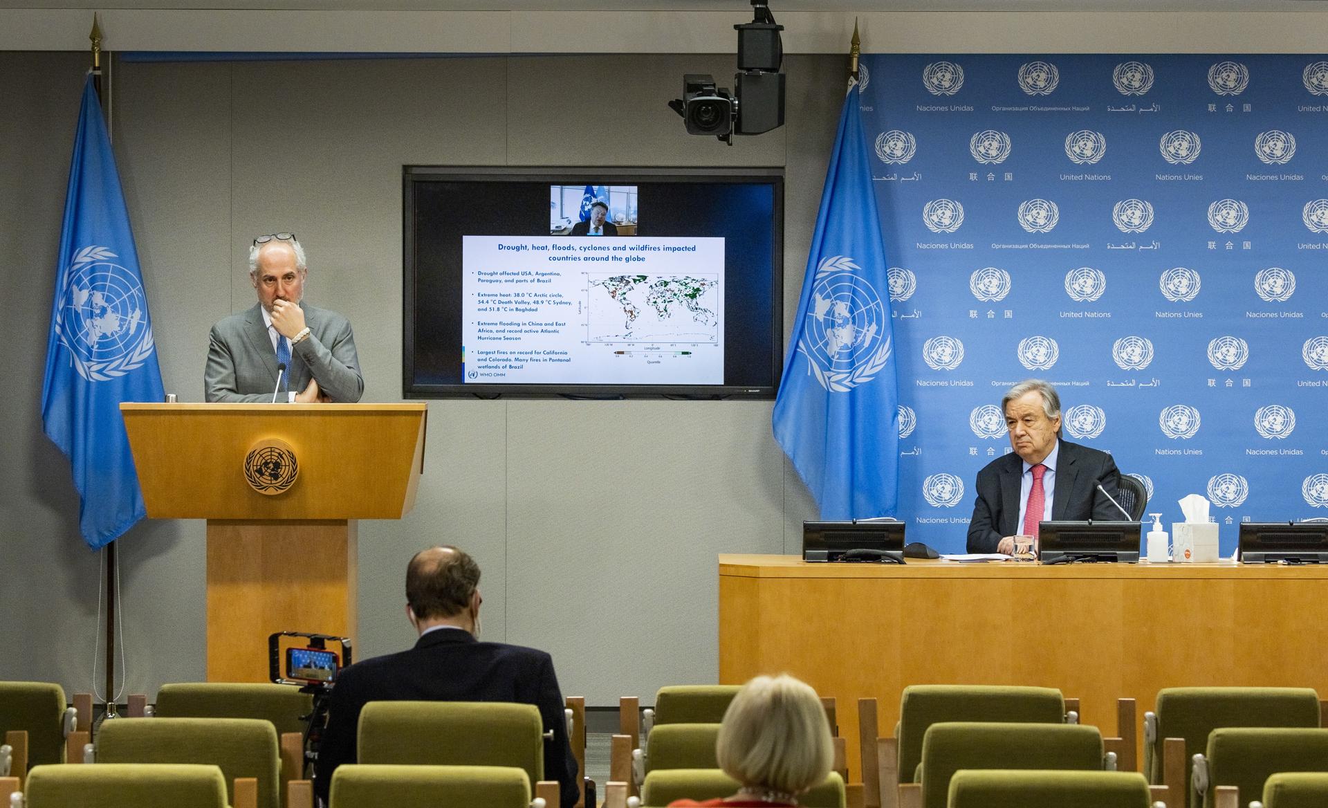 Fotografía de archivo del secretario general de las Naciones Unidas, António Guterres (d.) y Stéphane Dujarric (i.), portavoz de Guterres. EFE/EPA/Justin Lane