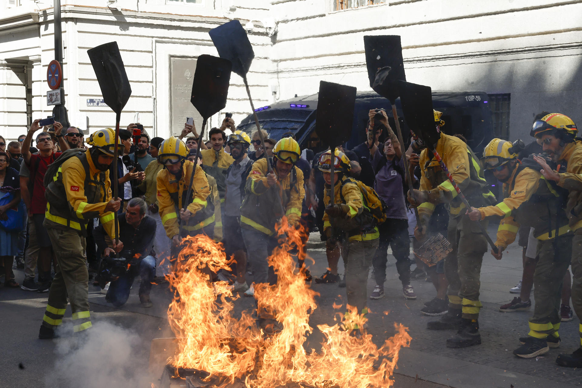 Los bomberos forestales de la Comunidad de Madrid, en huelga indefinida desde el 25 de agosto, se concentran frente al Ministerio de Hacienda para denunciar la precariedad laboral que arrastran desde hace trece años y exigir la negociación de un convenio de empresa con Tragsa, la compañía estatal concesionaria de la extinción de incendios forestales en la región, en el que también quieren que se implique el Ejecutivo de Díaz Ayuso.-EFE/ Chema Moya