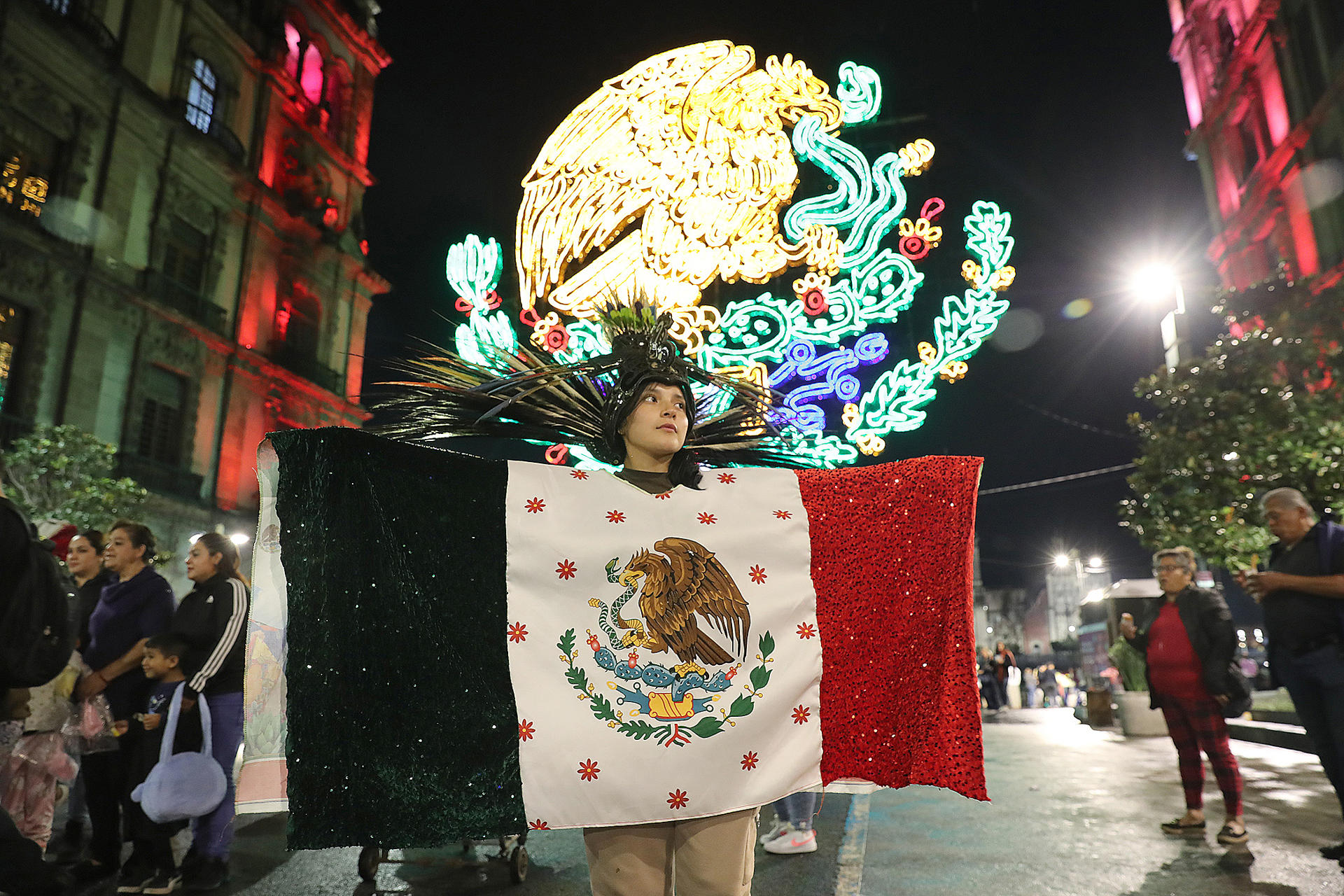 Una mujer con atuendo patriótico posa este sábado, en el Zócalo de Ciudad de México (México). EFE/Mario Guzmán