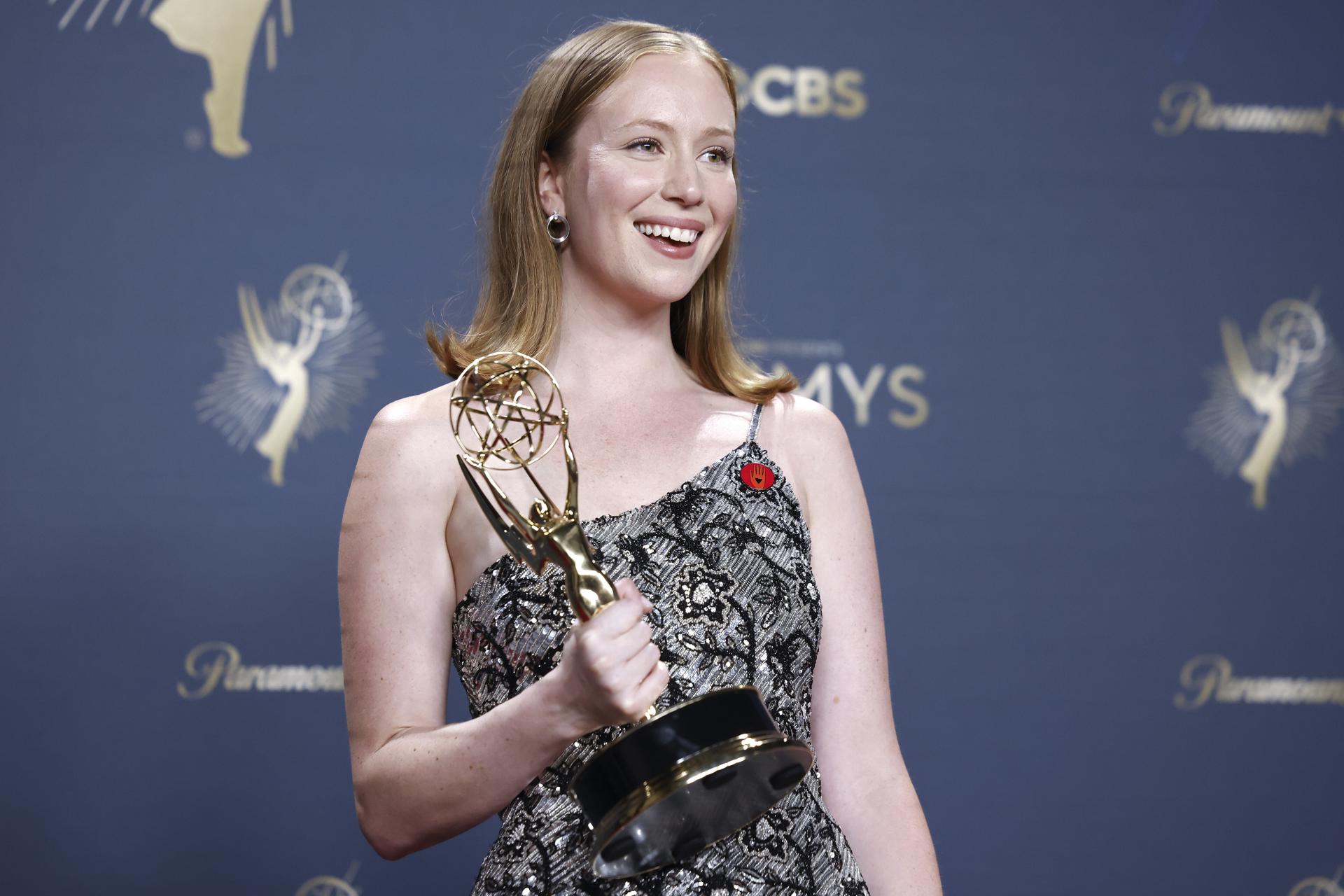 La actriz estadounidense Hannah Einbinder posa con el premio a Mejor Actriz de Reparto en una Serie de Comedia por 'Hacks' en la sala de prensa durante la 77ª edición de los Premios Emmy, celebrada en el Teatro Peacock en Los Ángeles, California, EE.UU. EFE/CAROLINE BREHMAN