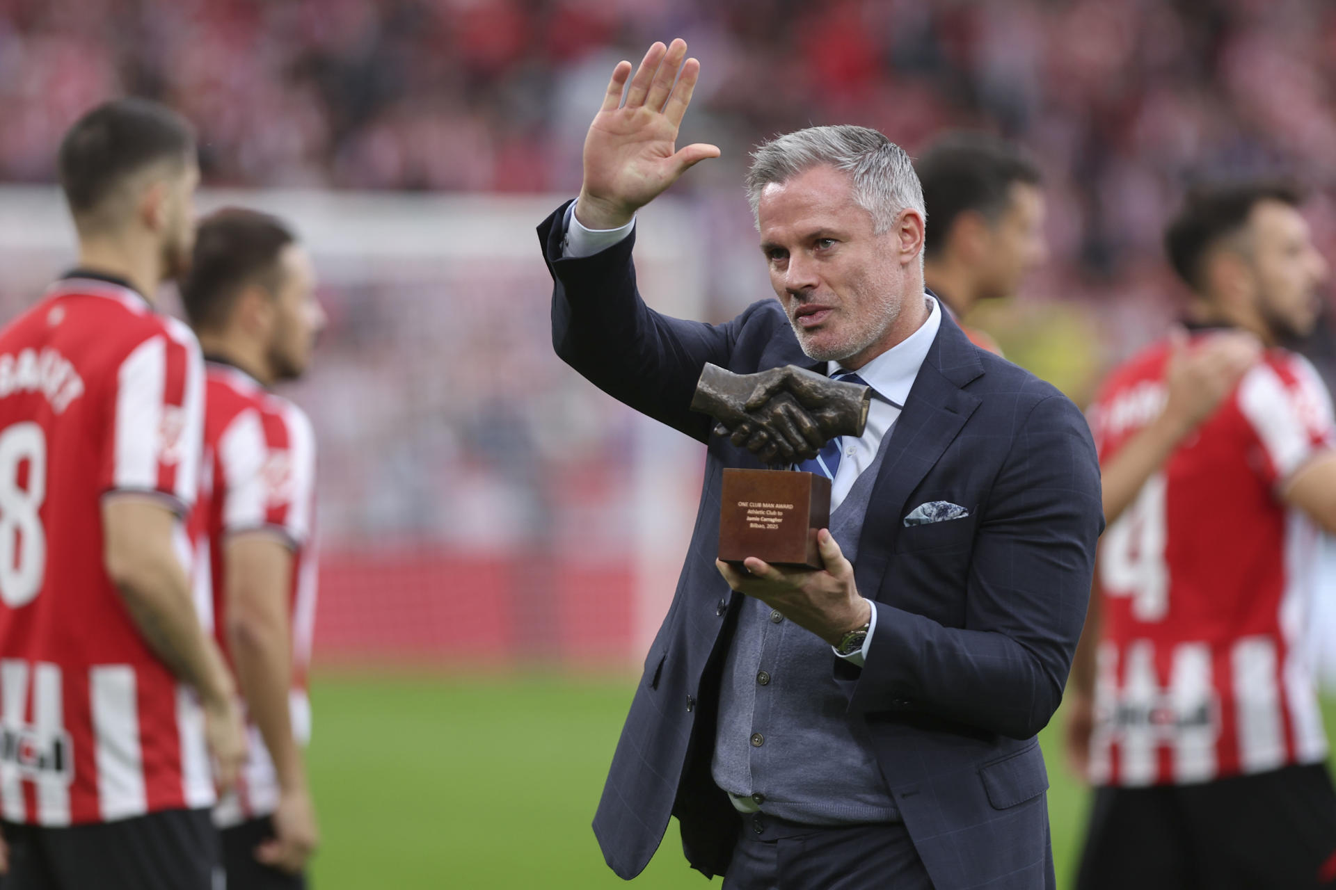 -El exfutbolista inglés Jamie Carragher, leyenda del Liverpool FC con el premio One Club Award 2025, durante el partido de la jornada 6 de LaLiga EA Sports entre el Athletic Club y el Girona, este martes en el estadio de San Mamén en Bilbao.-EFE/ Luis Tejido