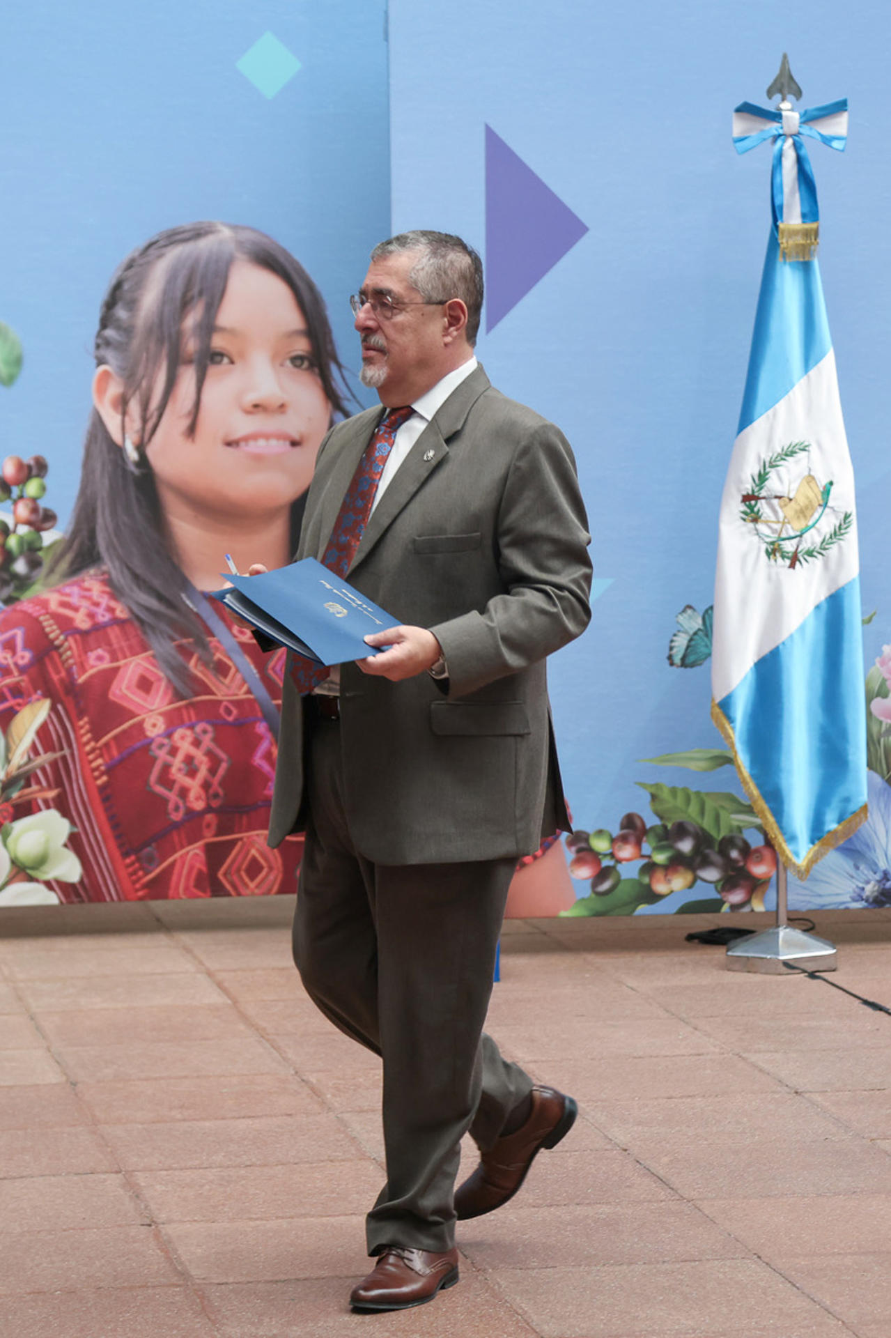 El presidente de Guatemala, Bernardo Arévalo de León, habla en una rueda de prensa este lunes, en el Palacio Nacional de la cultura en Ciudad de Guatemala (Guatemala). EFE/ Mariano Macz
