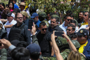 Fotografía de archivo del presidente de Ecuador, Daniel Noboa (c), en una movilización, en Quito (Ecuador). EFE/ José Jácome