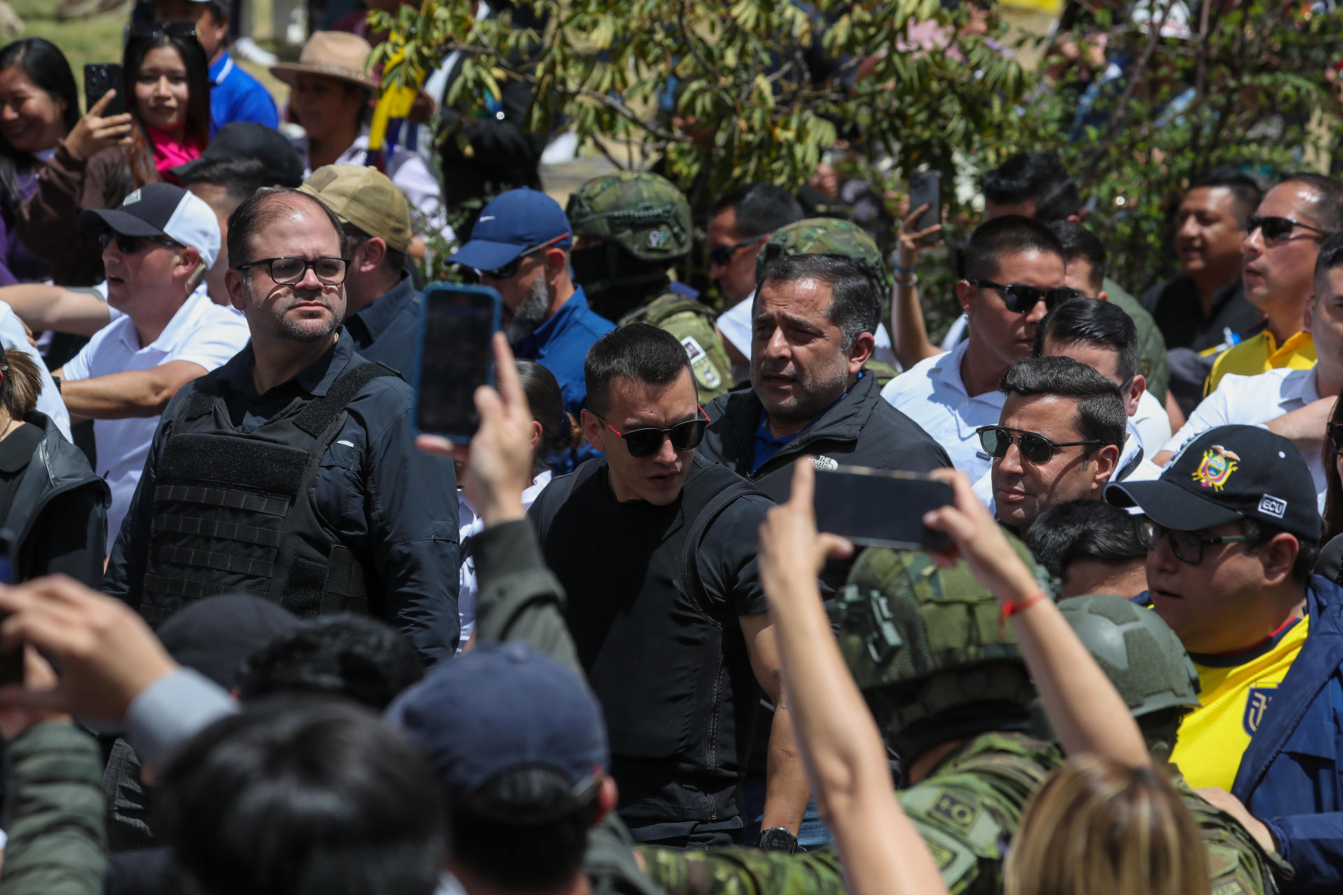 Fotografía de archivo del presidente de Ecuador, Daniel Noboa (c), en una movilización, en Quito (Ecuador). EFE/ José Jácome