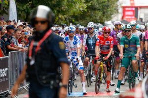 El pelotón a la salida de la duodécima etapa de la Vuelta Ciclista a España 2025 este jueves en Laredo (Cantabria). EFE/Javier Lizón
