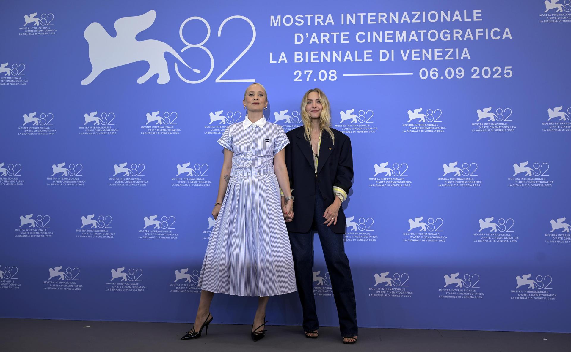 La directora noruega Mona Fastvold (I) y la actriz estadounidense Amanda Seyfried (D) posan en el 82º Festival Internacional de Cine de Venecia, el 1 de septiembre de 2025. EFE/EPA/RICCARDO ANTIMIANI