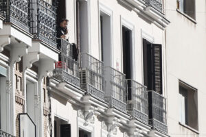 Vista exterior de la vivienda donde se ha atrincherado un hombre este lunes en Madrid centro. La Policía ha detenido al hombre que se había atrincherado en una vivienda de la céntrica calle Montera, junto a la Gran Vía de Madrid, han informado a EFE fuentes policiales. El hombre, con antecedentes policiales, ha sido reducido tras la intervención de efectivos de la Unidad de Prevención y Reacción de la Policía. EFE/ Sergio Pérez