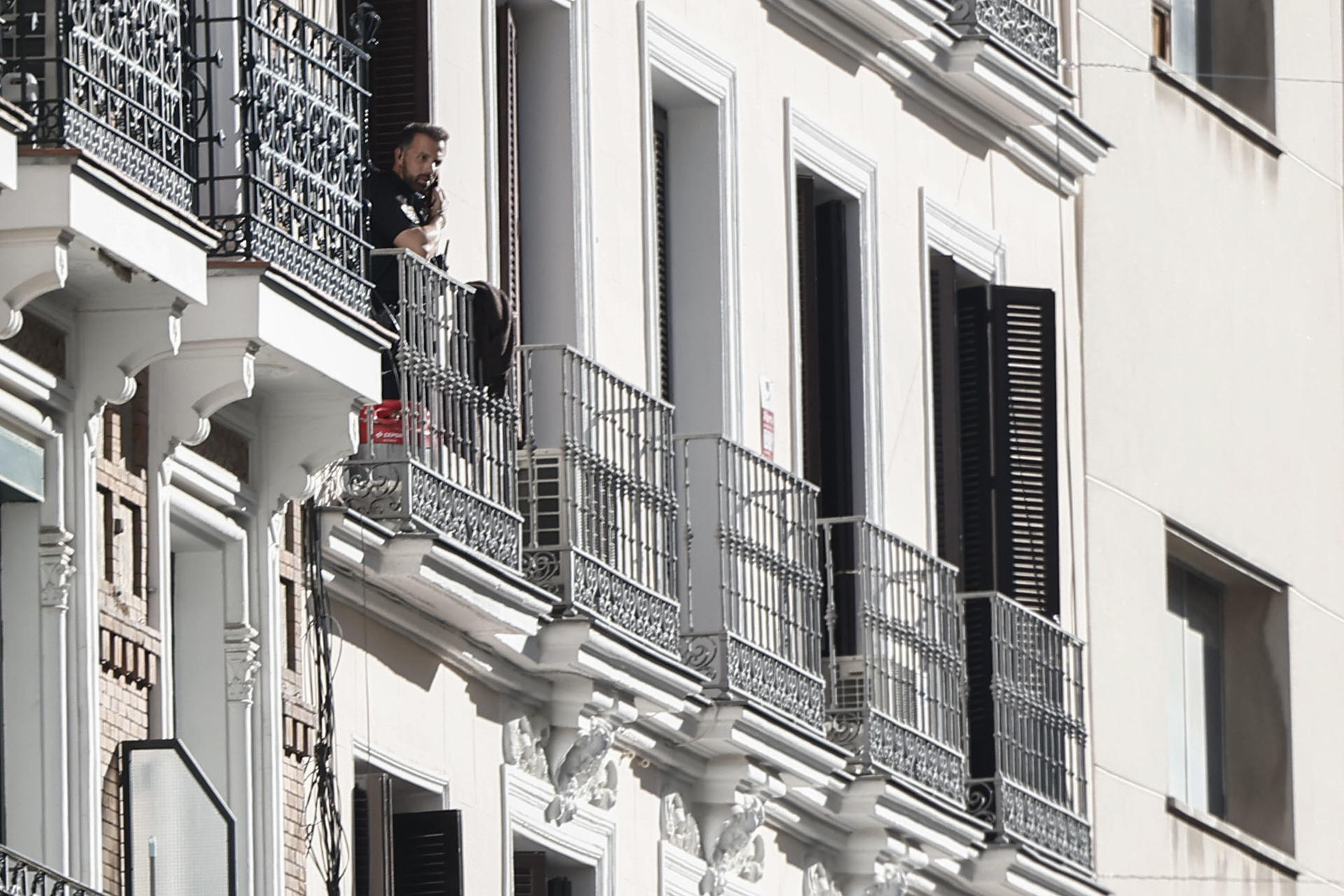 Vista exterior de la vivienda donde se ha atrincherado un hombre este lunes en Madrid centro. La Policía ha detenido al hombre que se había atrincherado en una vivienda de la céntrica calle Montera, junto a la Gran Vía de Madrid, han informado a EFE fuentes policiales. El hombre, con antecedentes policiales, ha sido reducido tras la intervención de efectivos de la Unidad de Prevención y Reacción de la Policía. EFE/ Sergio Pérez