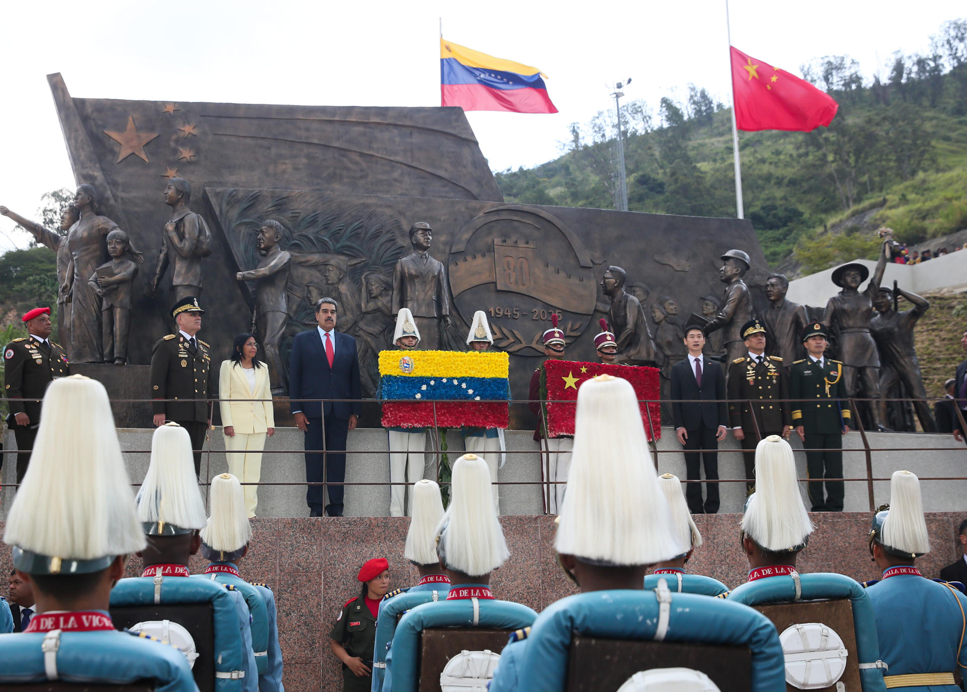 Fotografía cedida por el Palacio de Miraflores donde se observa al presidente de Venezuela, Nicolás Maduro (c-i), junto al embajador de China, Lan Hu (c-d), durante en un acto de gobierno este 3 de septiembre de 2025, en Caracas (Venezuela). EFE/ Palacio de Miraflores