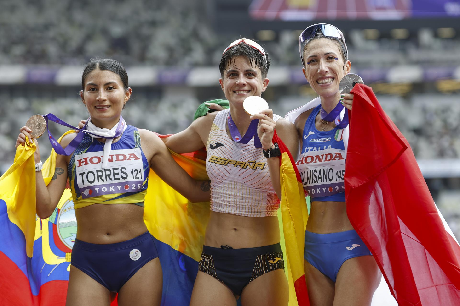 La ganadora María Pérez (c) de España, la segunda clasificada Antonella Palmisano (d) de Italia y la tercera Paula Milena Torres de Ecuador celebran tras la prueba de marcha de 35 kilómetros femenina en el Campeonato Mundial de Atletismo 2025 este viernes, en Tokio (Japón). EFE/ EPA/ FRANCK ROBICHON