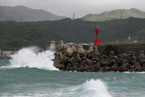 NEW TAIPEI CITY (Taiwan), 22/09/2025.- High waves brought by Super Typhoon Ragasa hit breakwater in New Taipei City, Taiwan, 22 September 2025. As of 3 p.m. on 22 September, Typhoon Ragasa was 290 kilometers south-southeast of Cape Eluanbi, moving west-northwest at 21 kilometers per hour with winds of 209 kilometers per hour. It reached the Hengchun Peninsula by 11 a.m. and is expected to peak and pass closest to Taiwan from 22 September afternoon to 23 September. Warnings cover Kaohsiung, Taitung, Pingtung, and the surrounding waters. The main island could exit the storm circle by midday 23 September, with warnings, with warnings expected to lift later. (tormenta) EFE/EPA/RITCHIE B. TONGO