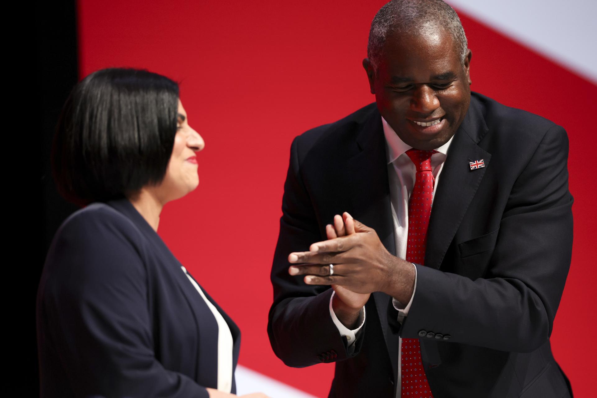 Liverpool (R.Unido), 29 sep (EFE).- El Reino Unido exigirá a los inmigrantes contribuir a la sociedad y a sus comunidades "para ganarse el derecho a permanecer indefinidamente" en el país, anunció este lunes la ministra del Interior, Shabana Mahmood, en el congreso anual del Partido Laborista en Liverpool (noroeste de Inglaterra). EFE/EPA/ADAM VAUGHAN
