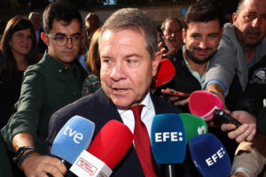 El presidente de Castilla-La Mancha, Emiliano García-Page, a su llegada a la celebración del 40 aniversario de la Agencia EFE en Castilla-La Mancha, este viernes en Toledo. EFE/ Ismael Herrero