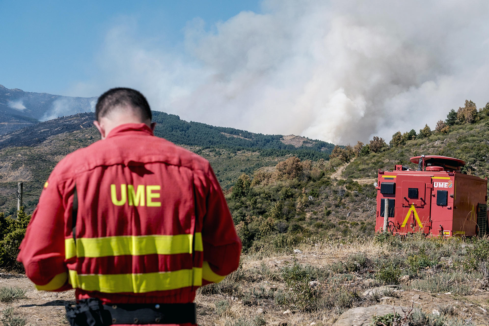 Efectivos de la UME durante las labores de extinción del incendio forestal que se ha iniciado hoy viernes en el Pico del Lobo, en Guadalajara. EFE/Nacho Izquierdo