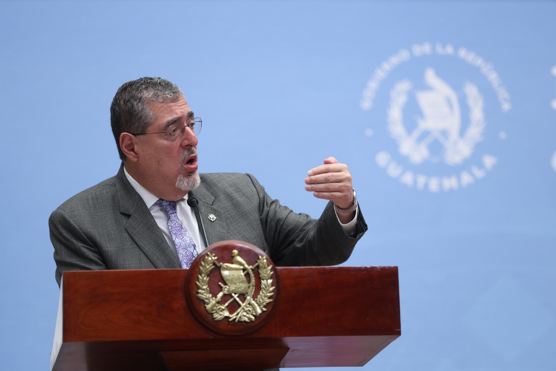 El presidente de Guatemala, Bernardo Arevalo de León, habla en una rueda de prensa este lunes, en el Palacio Nacional de la Cultura en Ciudad de Guatemala (Guatemala). EFE/ Mariano Macz