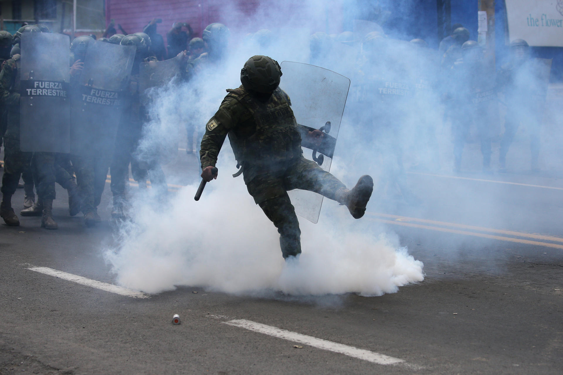 Un escuadrón de la Policía de Ecuador fue captado este martes, 23 de septiembre, al enfrentarse con manifestantes, en la avenida panamericana norte, en Tabacundo (Ecuador). EFE/José Jácome
