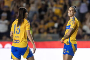 Jennifer Hermoso (d) y Ana Da Silva de Tigres celebran un gol en el estadio Universitario en Monterrey (México). Fotografía de archivo. EFE/ Miguel Sierra