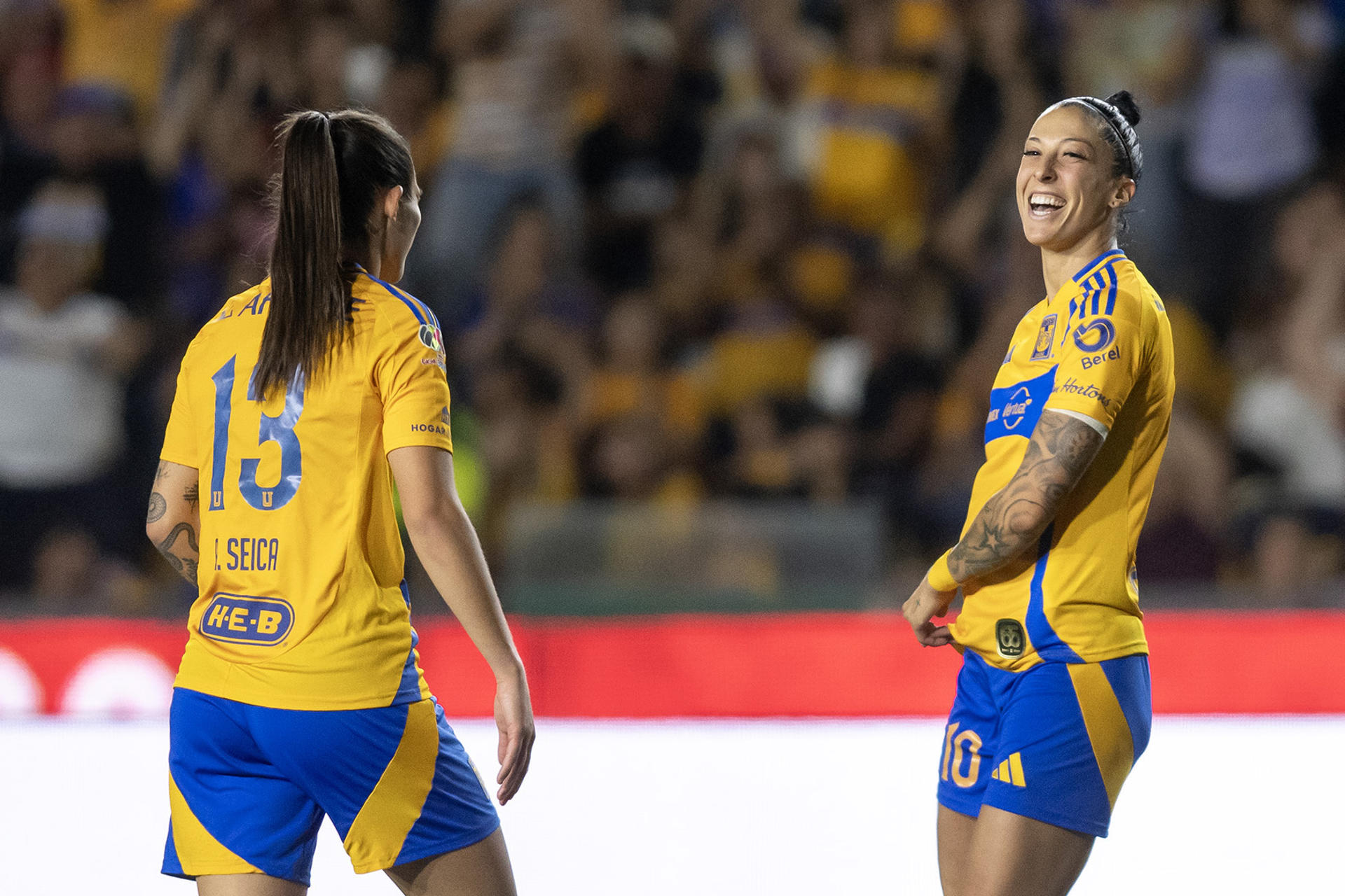 Jennifer Hermoso (d) y Ana Da Silva de Tigres celebran un gol en el estadio Universitario en Monterrey (México). Fotografía de archivo. EFE/ Miguel Sierra