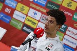 El español Juan Ayuso (UAE Team Emirates), realiza declaraciones tras la vigésima y penúltima etapa de la Vuelta a España disputada este sábado entre las localidades madrileñas de Robledo de Chabela y el Puerto de Navacerrada, con un recorrido de 165.6 km. EFE/ Javier Lizón