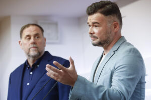 El presidente de ERC, Oriol Junqueras (i), y el portavoz del partido y diputado en el Congreso Gabriel Rufián (d), durante la rueda de prensa que han ofrecido en la sede del partido en Barcelona para explicar su proposición de ley para habilitar a la Agencia Tributaria de Cataluña (ATC) a recaudar el IRPF, una iniciativa que impulsa en solitario por la falta de apoyo del PSOE, al que han reclamado que cumpla con los compromisos asumidos y respalde la reforma. EFE/Quique García
