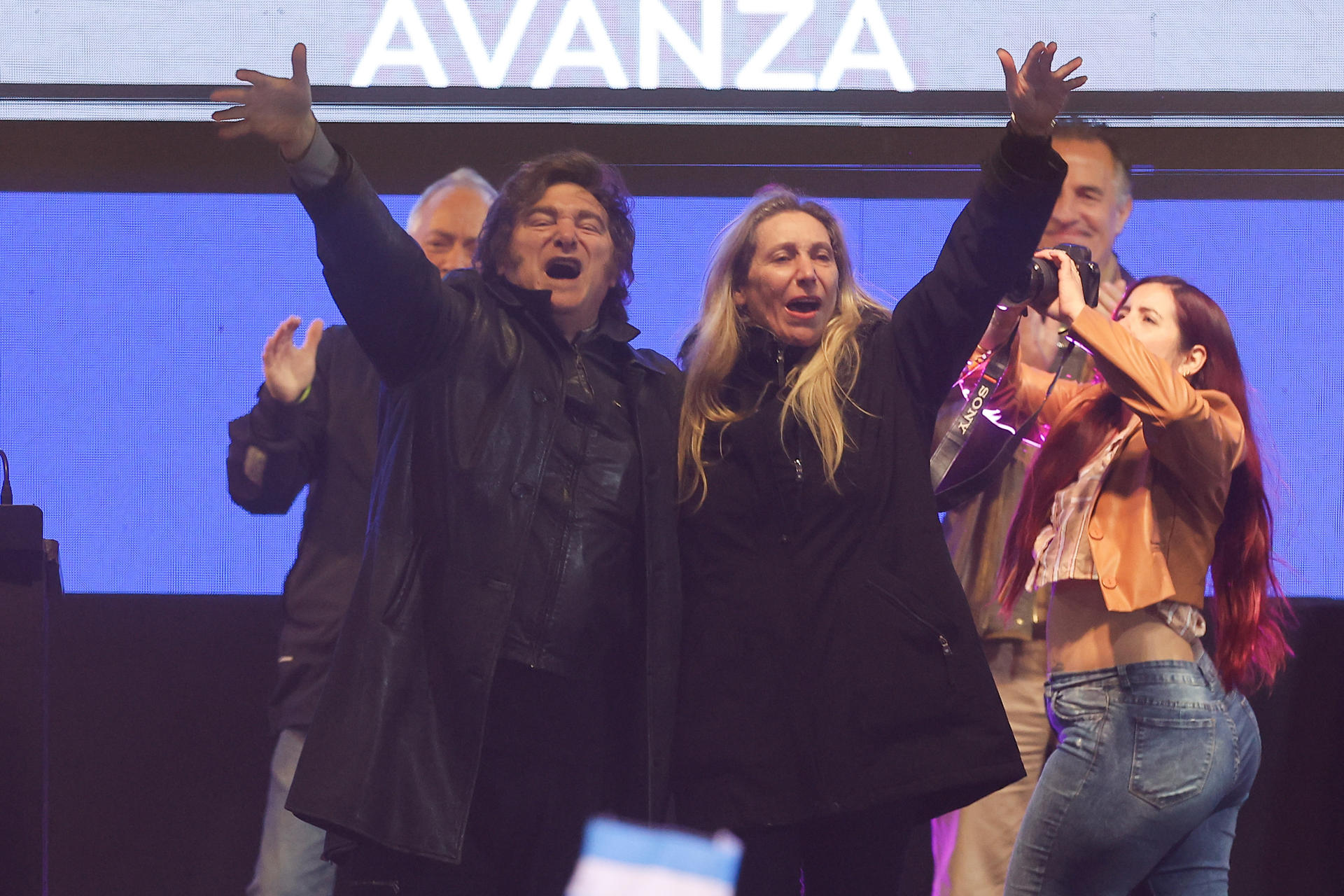 El presidente de Argentina, Javier Milei, y su hermana, Karina Milie, asisten al cierre de campaña de su partido La Libertad Avanza (LLA) este miércoles, en Moreno (Argentina). EFE/ Juan Ignacio Roncoroni