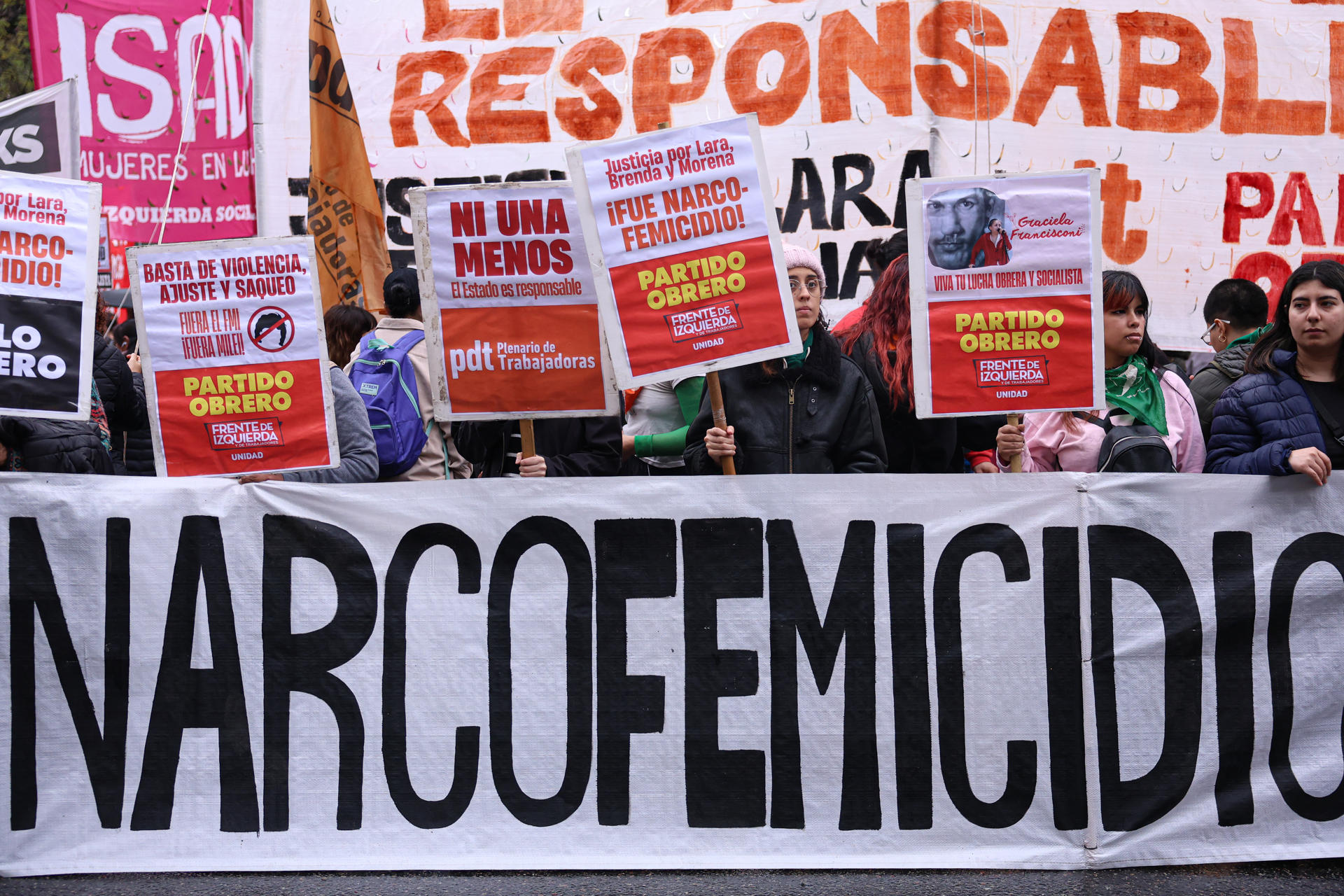 Personas sostienen carteles durante una manifestación este sábado, por el feminicidio de Brenda Loreley Del Castillo, Morena Verdi y Lara Morena Gutiérrez, en Buenos Aires (Argentina). EFE/ Adan González