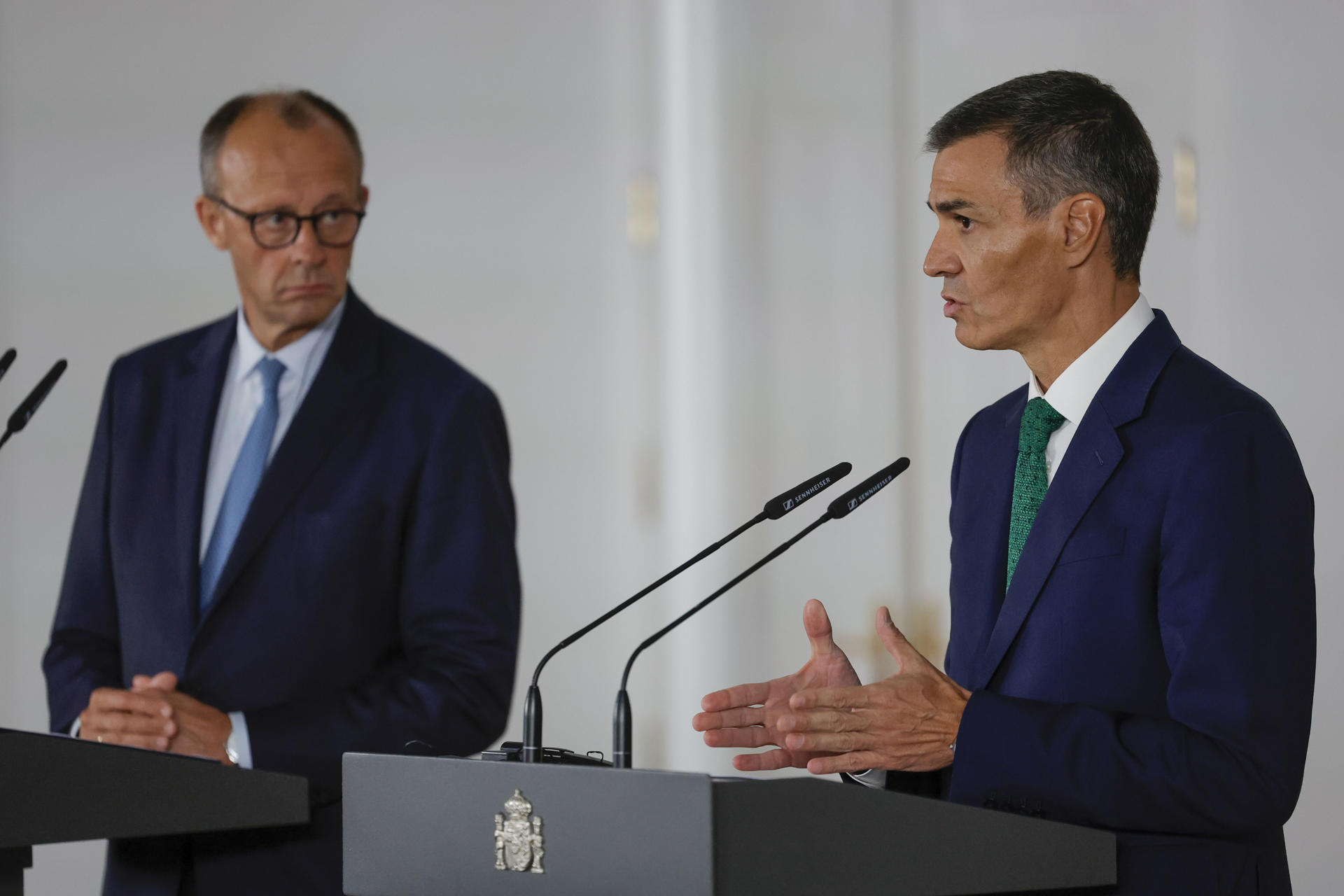 El presidente del Gobierno, Pedro Sánchez (d), ofrece una rueda de prensa junto al canciller de Alemania, Friedrich Merz, tras su encuentro este jueves en el Palacio de la Moncloa. EFE/ Zipi
