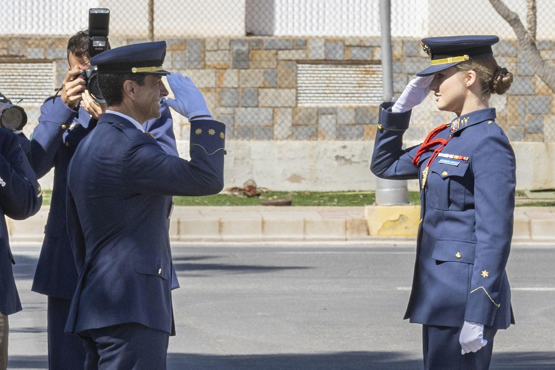 La princesa Leonor (d), saluda al coronel director de la Academia General del Aire de San Javier (AGA), Luis González Asenjo (i), este lunes durante su incorporación a la Academia General del Aire de San Javier, en Murcia, para culminar su formación militar en la Academia General del Aire y del Espacio, donde ha tenido su primer contacto con el avión de formación Pilatus PC 21, tras conocer las instalaciones del centro, a sus compañeras de camareta y su instructor de vuelo. EFE/Marcial Guillén
