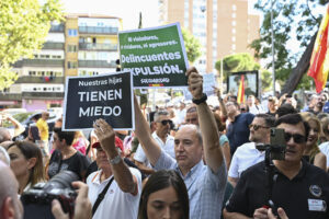 Decenas de personas se concentran este martes ante el centro de menores de Hortaleza, en Madrid. La Delegación del Gobierno ha prohibido la concentración convocada esta tarde por Vox frente al centro de menores del distrito madrileño de Hortaleza en el que residía el menor detenido este fin de semana como presunto autor de una violación a una menor. Así lo ha comunicado la Delegación del Gobierno ante la protesta convocada a las 18:30 horas de este martes frente al centro donde la noche del domingo dos encapuchados agredieron a tres menores migrantes. EFE/ Fernando Villar