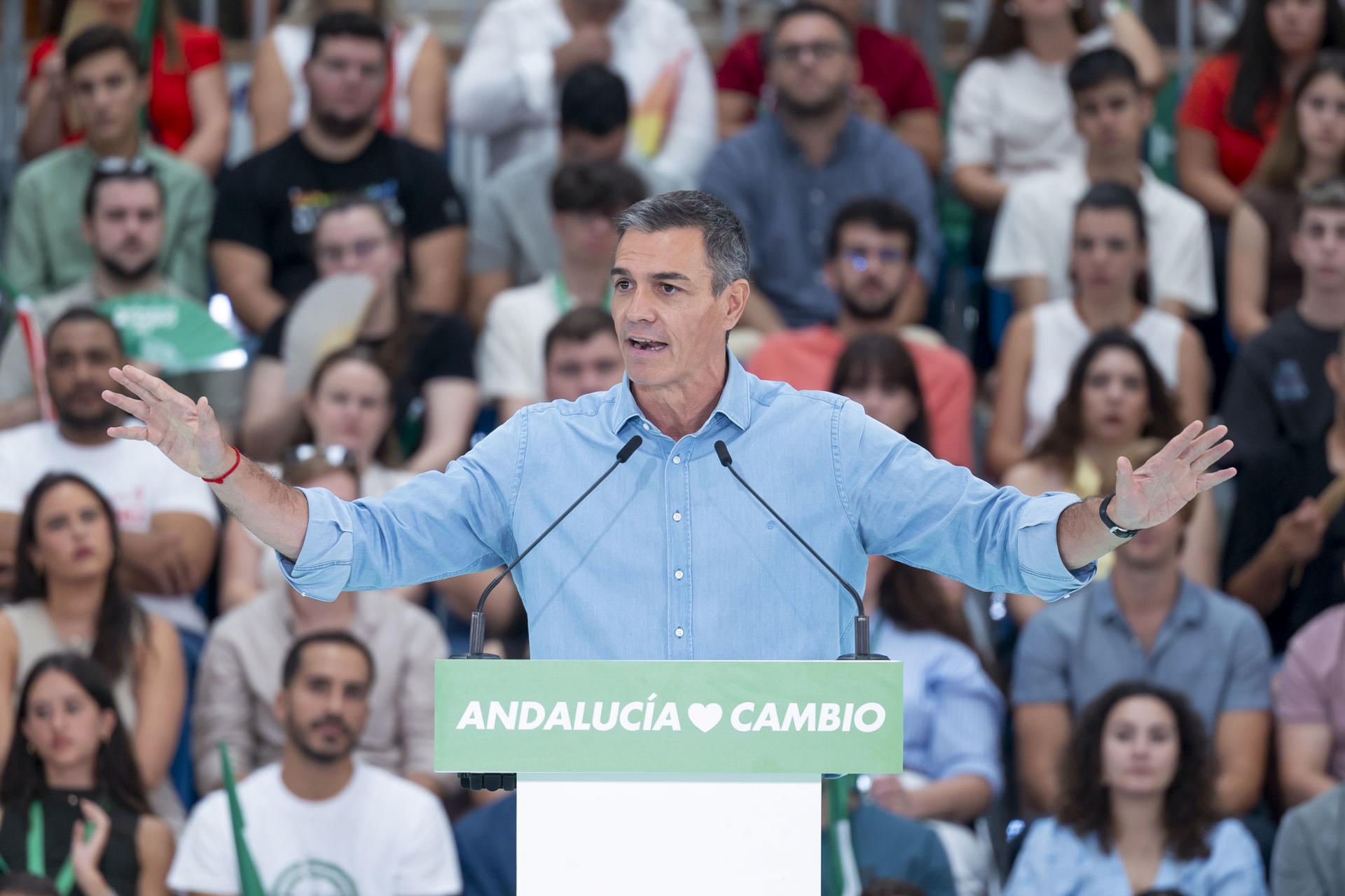 El secretario general del PSOE y presidente del Gobierno de España, Pedro Sánchez, asiste a un acto del partido socialista con militantes, este domingo en Málaga. EFE/Daniel Pérez