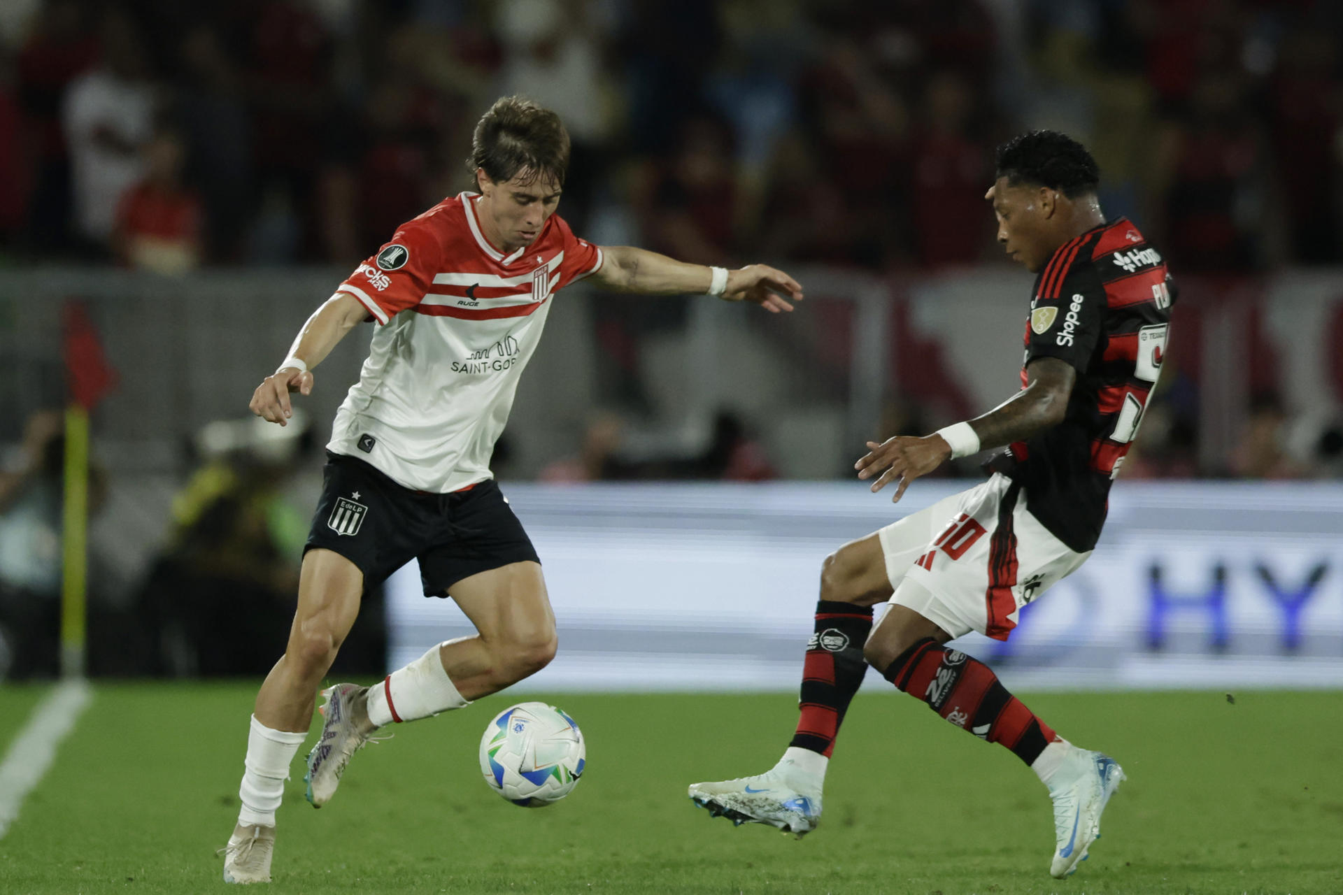 Gonzalo Plata (d), de Flamengo, disputa el balón con Román Gómez, de Estudiantes, en el estadio Maracaná en Río de Janeiro (Brasil). EFE/André Coelho
