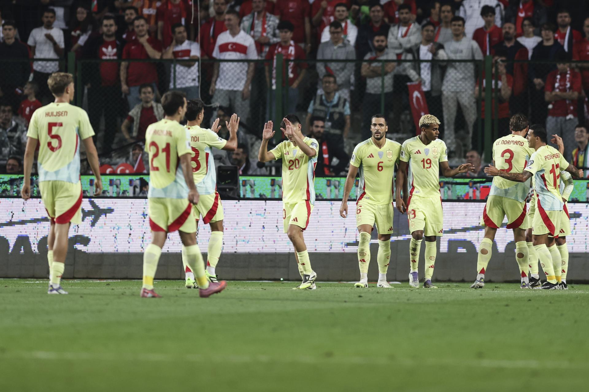 Los jugadores de España celebran después de anotar el gol 0-4 durante el partido de clasificación para la Copa Mundial de la FIFA 2026 del Grupo E de fútbol entre Turquía y España en Konya, Turquía. EFE/EPA/ERDEM SAHIN