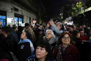 Personas se reúnen a esperar los resultados de las elecciones legislativas de la provincia de Buenos Aires frente a la casa de la expresidenta Cristina Fernández, este domingo, en Buenos Aires (Argentina). EFE/ Adan González