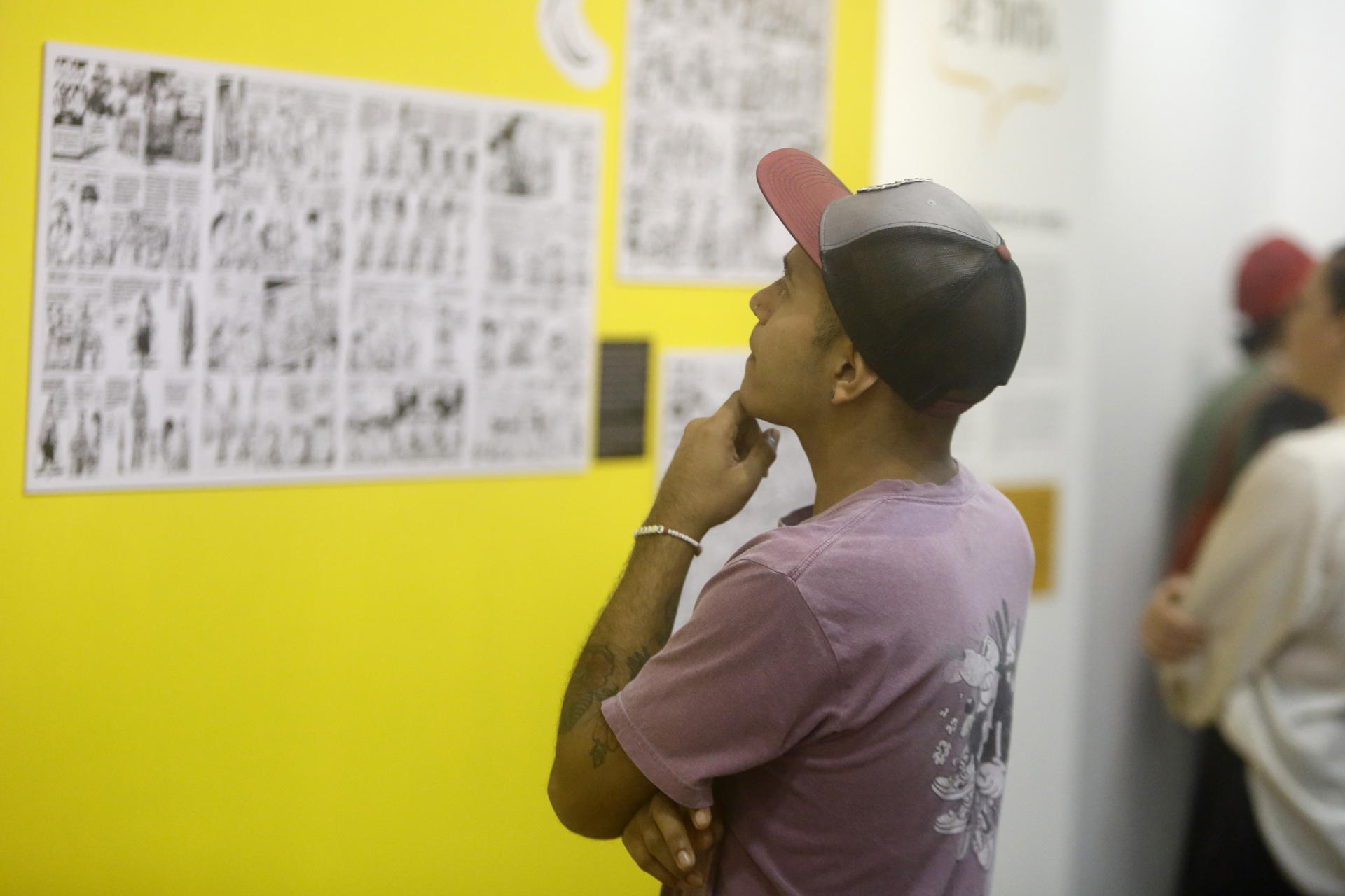Una persona observa la exposición 'Revolución a golpe de tinta. Memoria histórica en viñetas de España y Panamá' este 24 de septiembre de 2025, en el Centro Cultural de España (CCE), en Ciudad de Panamá (Panamá). EFE/Carlos Lemos