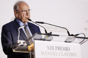 El exvicepresidente del Gobierno Alfonso Guerra interviene tras recibir el premio Manuel Clavero, hoy miércoles en el Real Alcázar de Sevilla. EFE/José Manuel Vidal